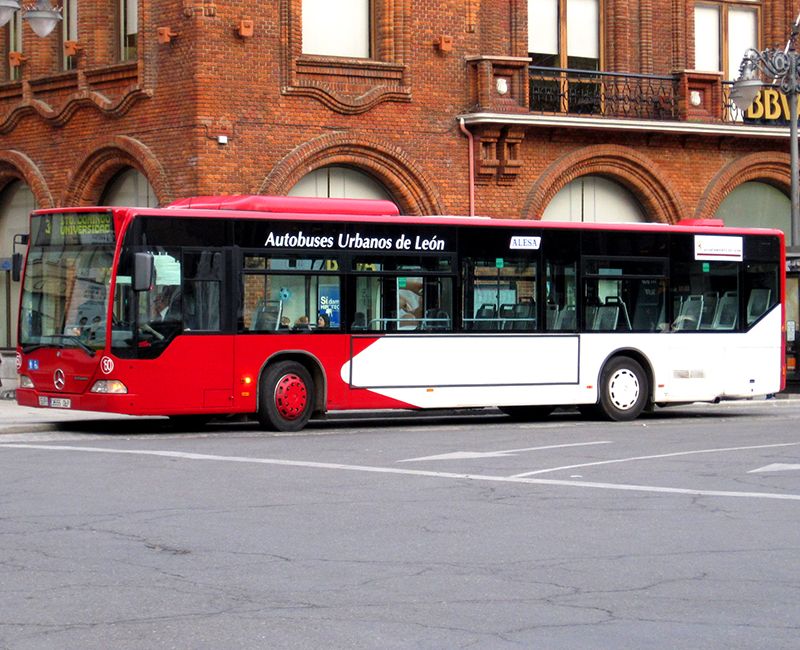 Autobús urbano de León en la plaza de Santo domingo.