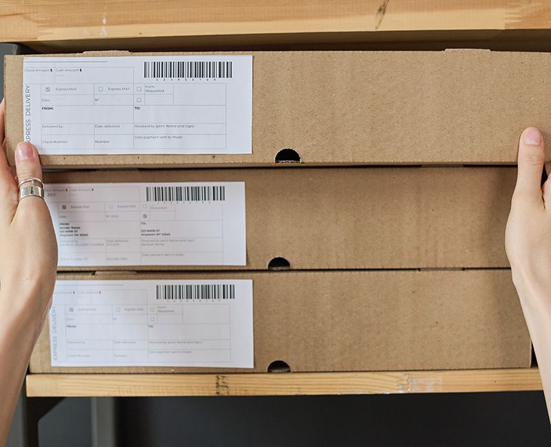 Primer plano de tres pequeños paquetes apilados.