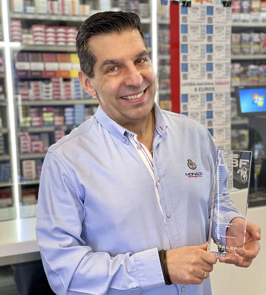 Miguel, gerente de Estanco Miguel, con el premio de la boutique del fumador en las manos.